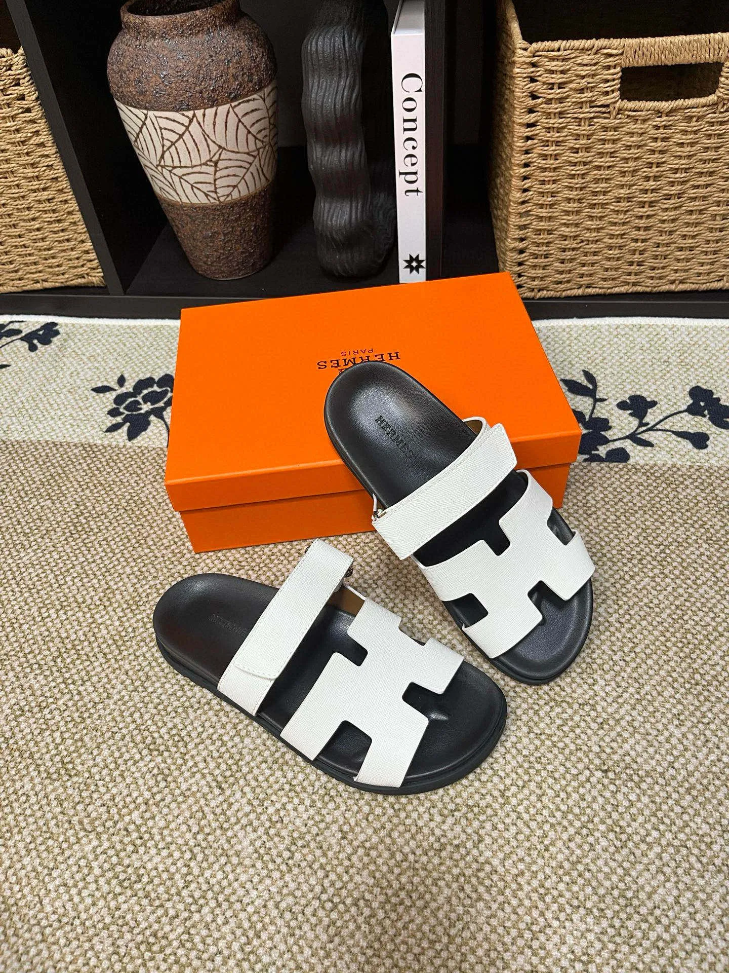 Factory price: 340💰Long-term availability Hermes men's Kazimir slippers for couples - top quality, Hermès woven calfskin functional sandals. The interwoven upper inspired by the "H" iconic pattern creates a casual look, which can be said to be a good companion for summer. Imported cowhide + cowhide lining + TU men's shoes💰Outsole Size: 35-46